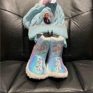 Toddler size 5-6“Frozen” slipper, hat & mittens bundle